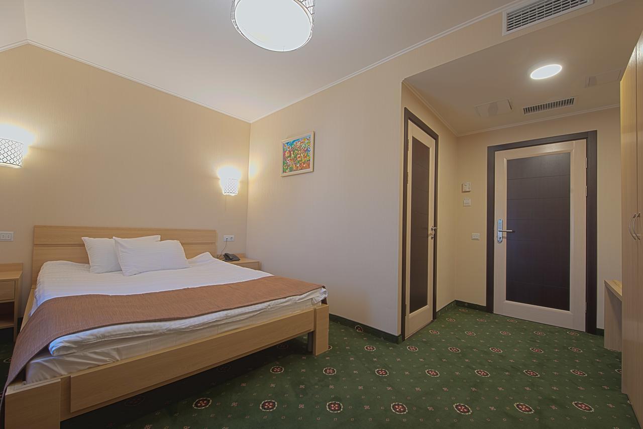 Advenus Hotel Lviv Exterior photo